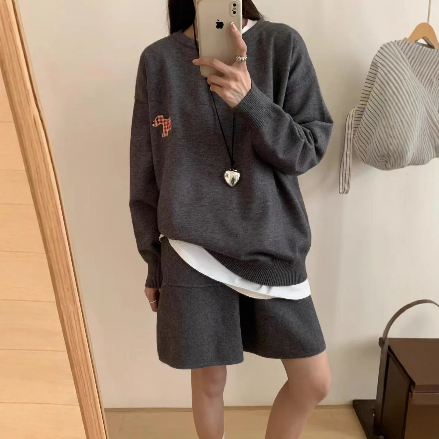 Casual sports knitted sweater shorts suit with animal embroidery in imitation cashmere fabric