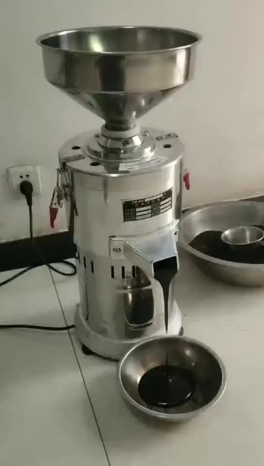 Stainless steel electric sesame paste grinding machine with automatic function for home kitchens.