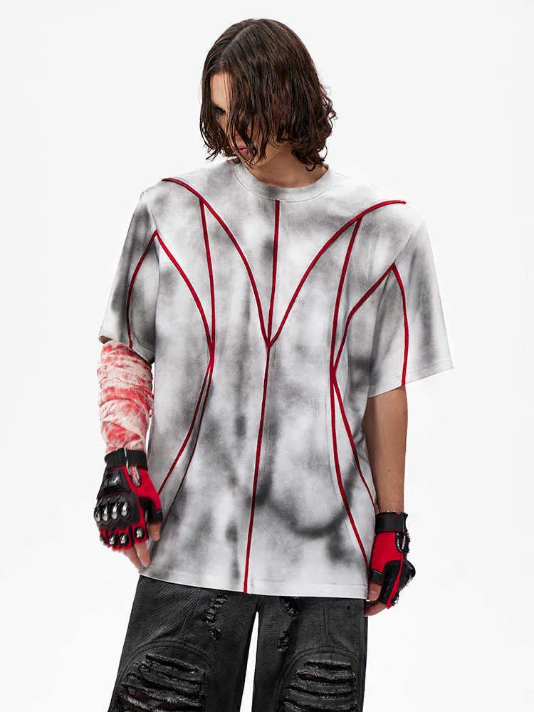 Short sleeve T-shirt with padded shoulders and three-dimensional patchwork design