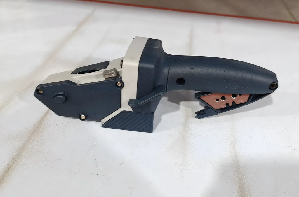 Blue aluminium alloy cutting tool with TPR handle and measuring scale for board materials