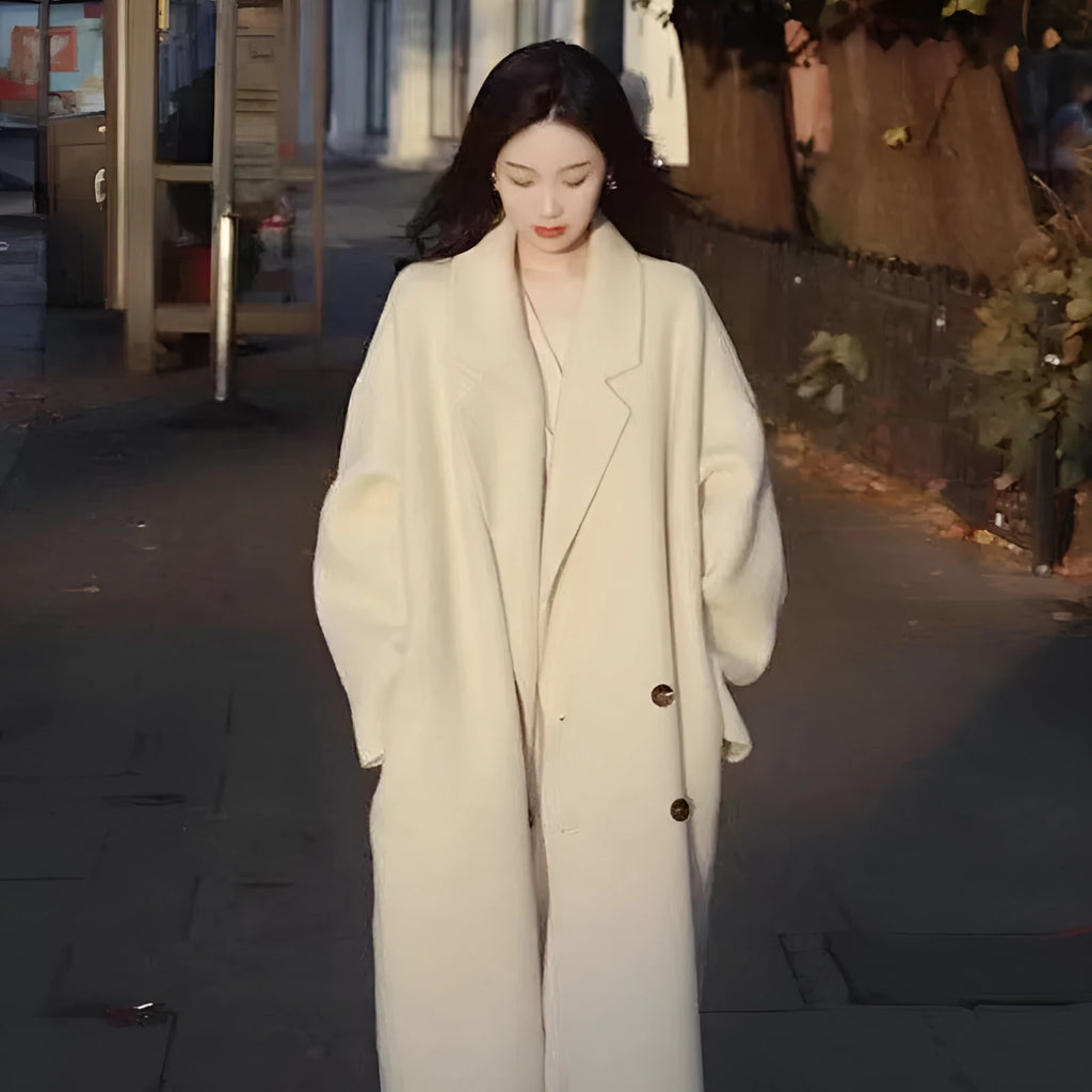 Small woolen coat for women in black with long sleeves, fitted silhouette, and classic collar