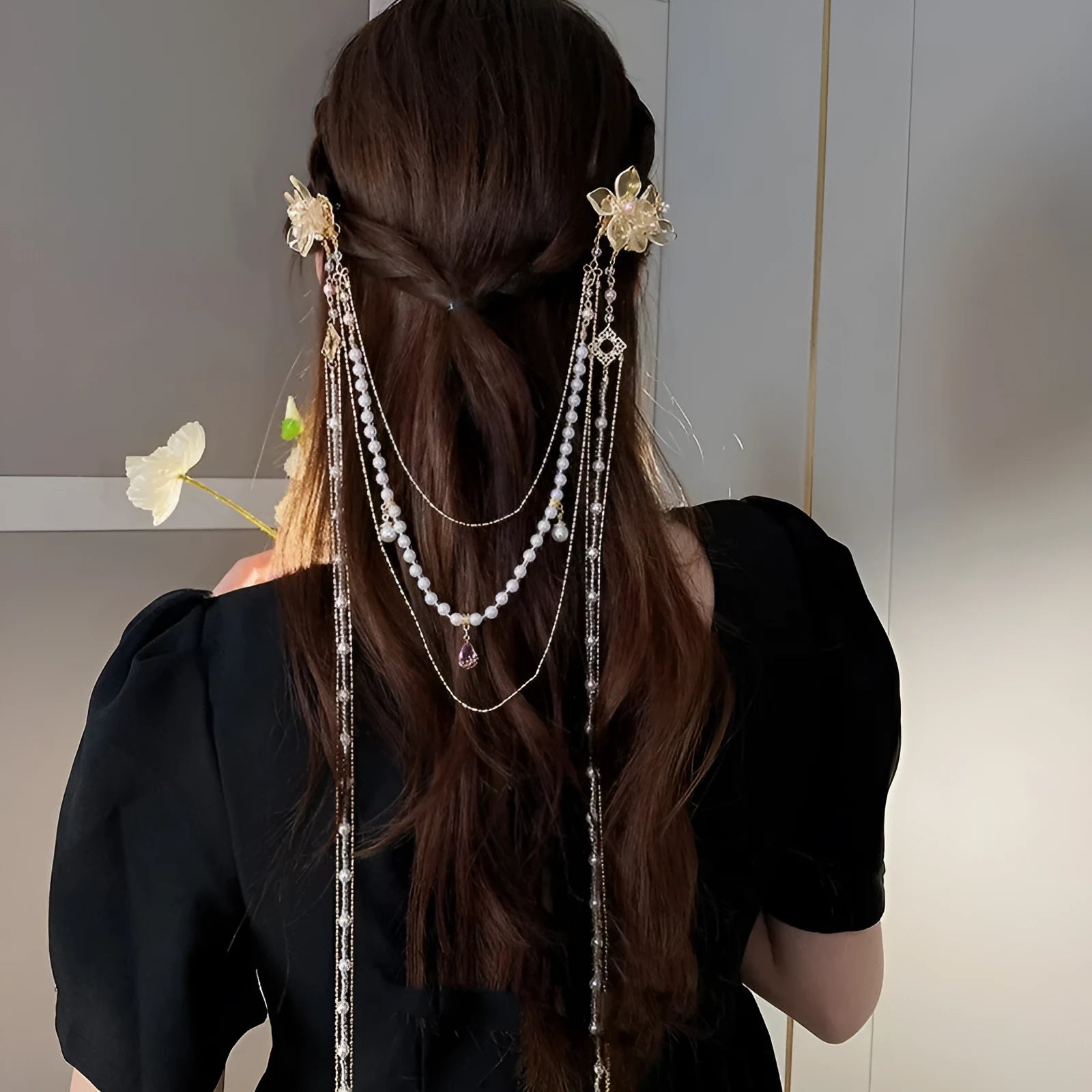 Women's gold hairpin with pearl, diamond flower decoration and long tassel details