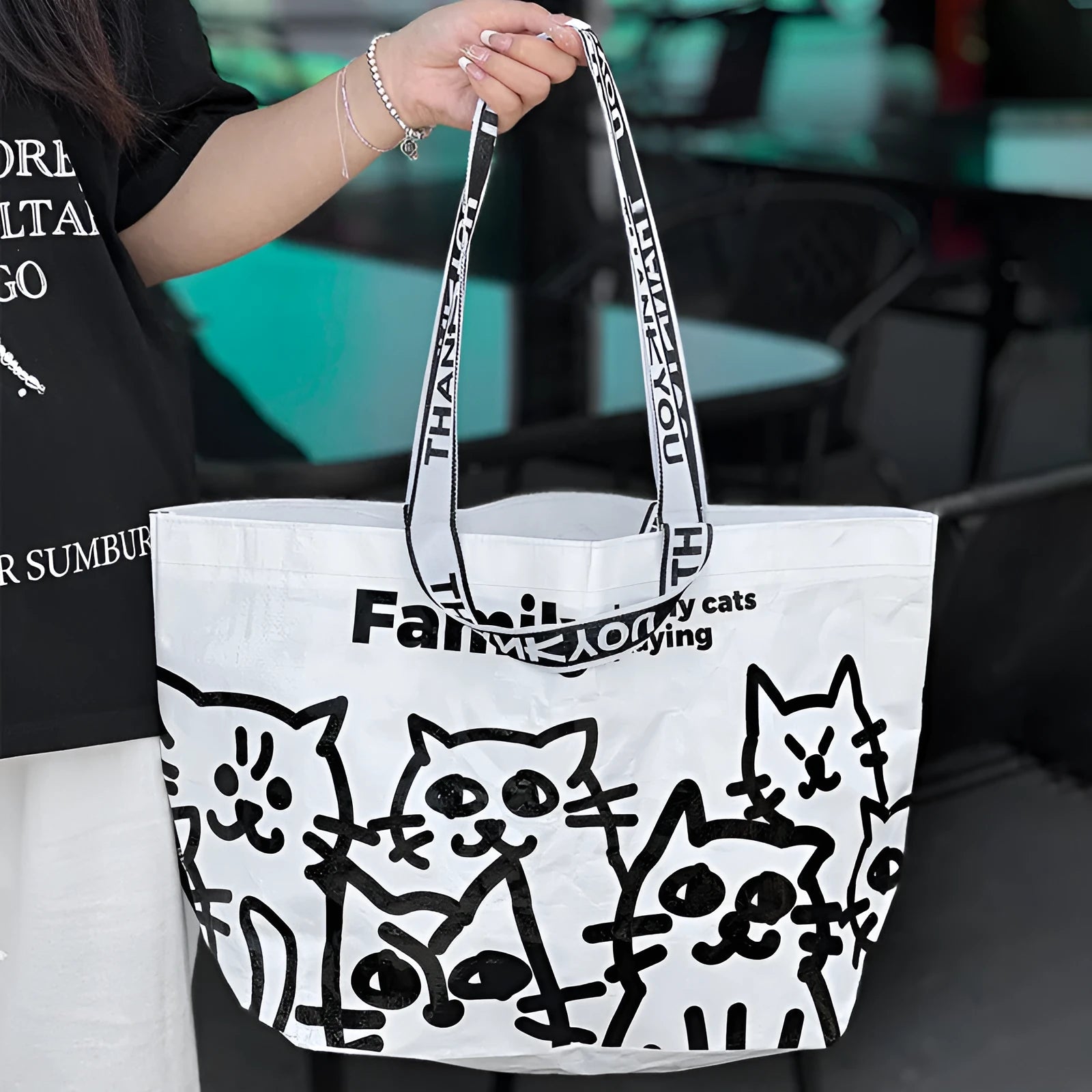 A colour printed portable PP woven handbag for storing clothing and cosmetics.