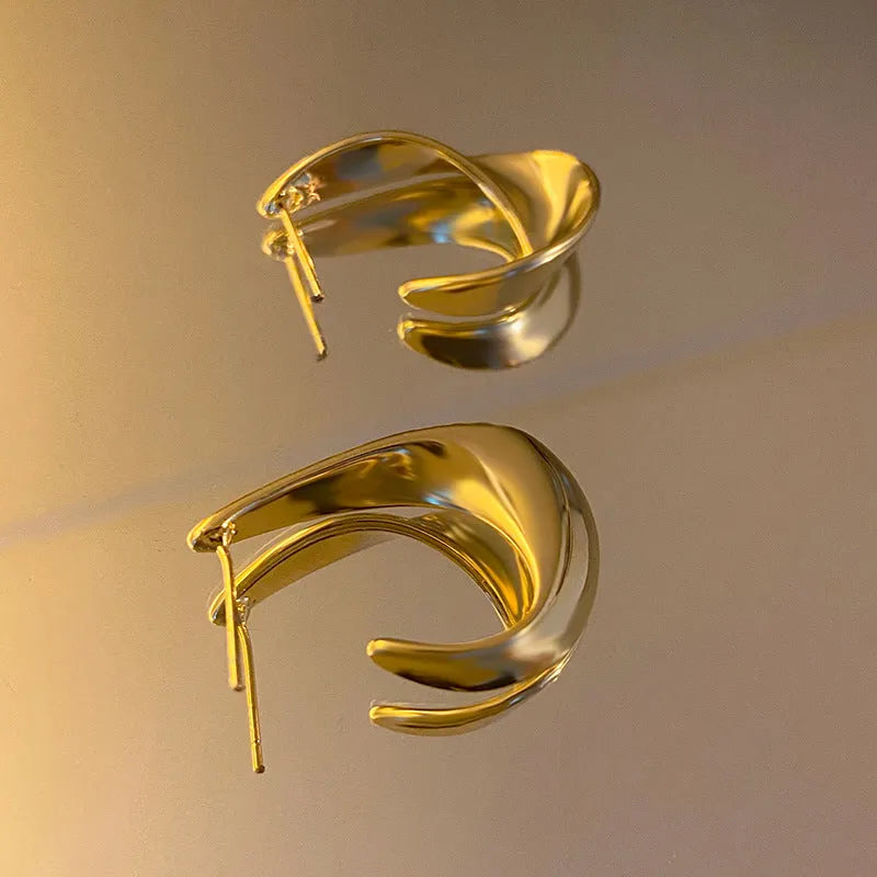 Metal geometric twisted earrings with round elements in gold or silver electroplated finish