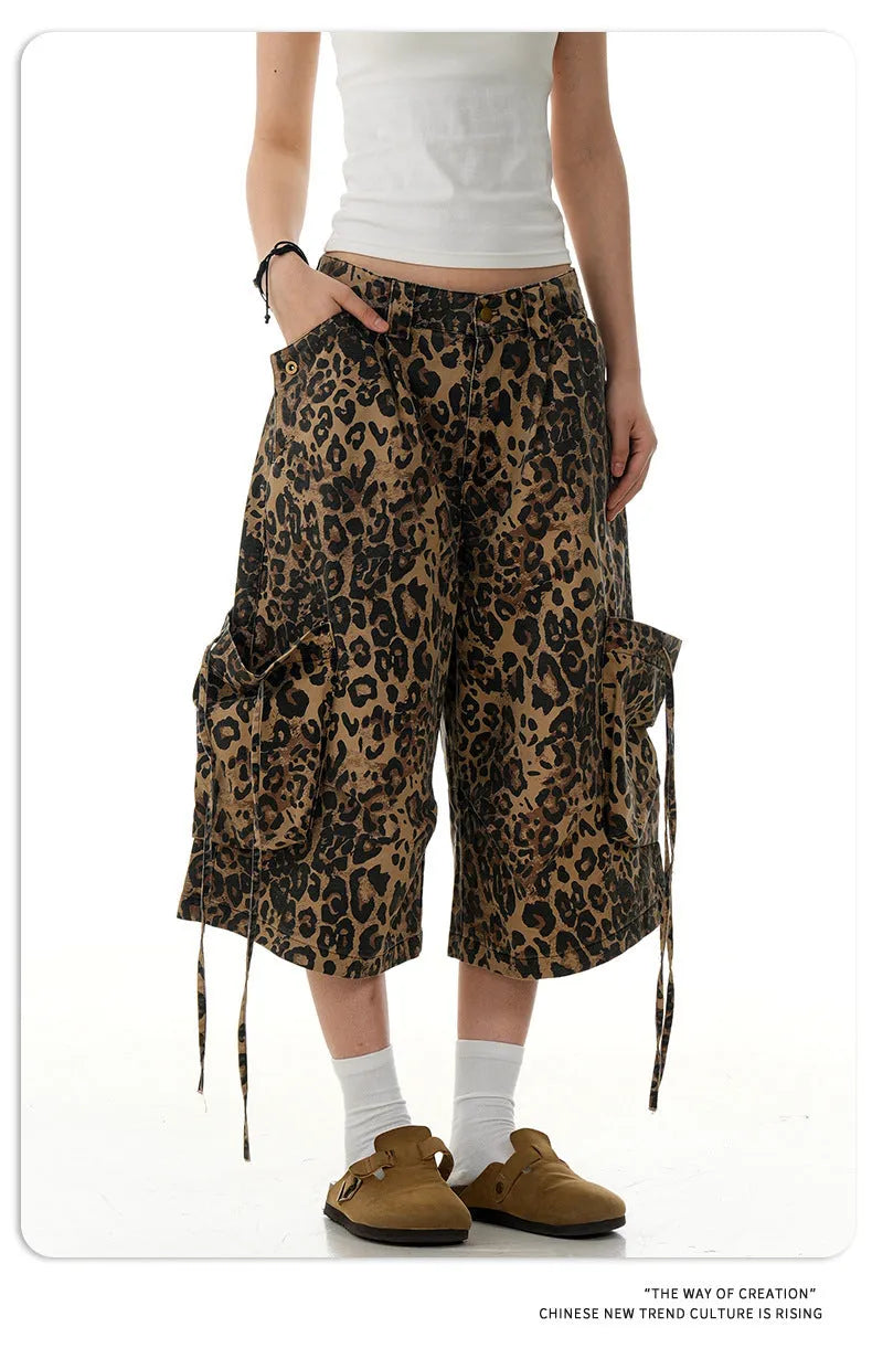 Leopard print cropped straight-leg trousers with high waist and button-front opening