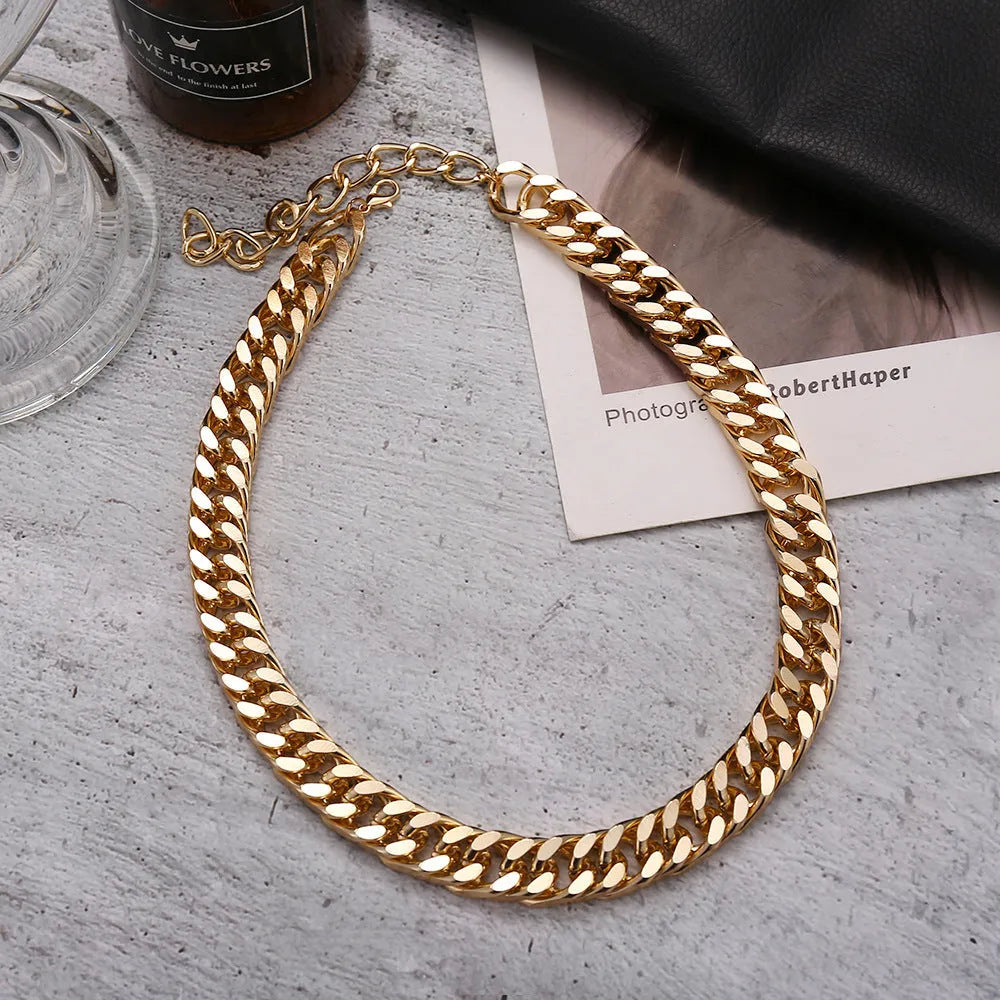 Women's gold-coloured thick chain necklace with 32cm length and 6cm pendant drop on alloy chain