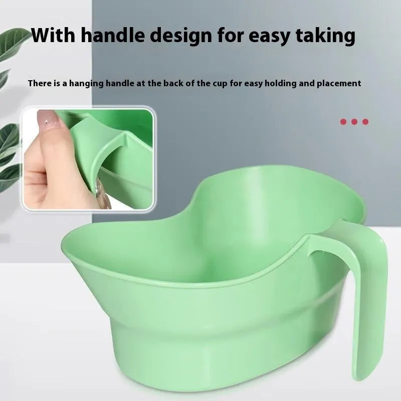 Green plastic gargle cup for bedridden elderly patients nursing care oral hygiene