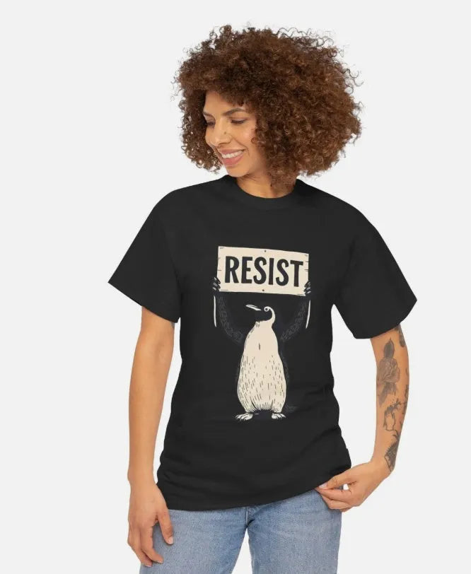Loose-fit cotton T-shirt in black, short sleeves and round neck.