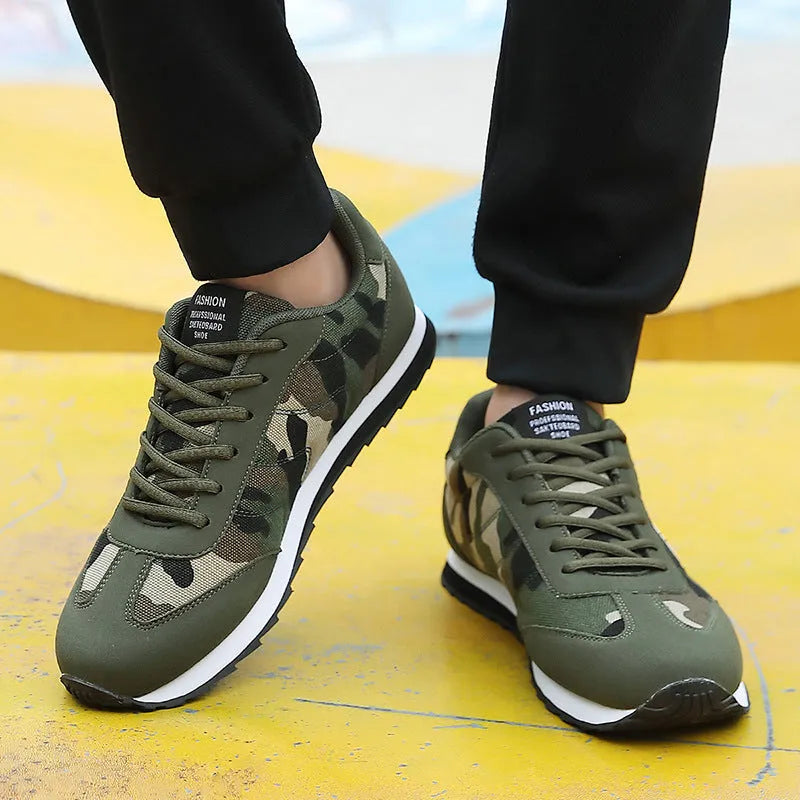 Camouflage pattern suede running shoes with mesh lining and foam sole, low-top flat heel design