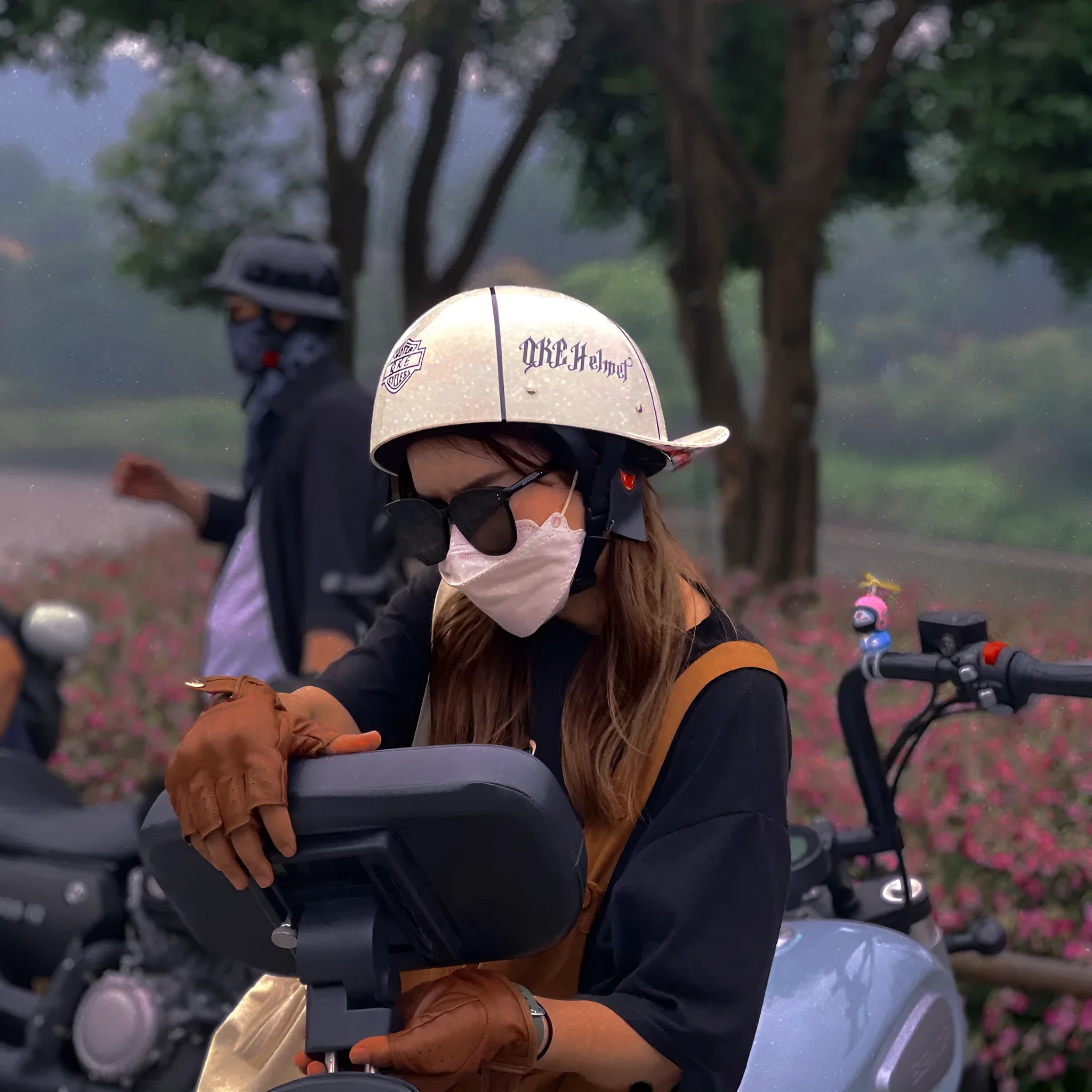 Retro half helmet for electric bicycles in bright black with gradient blue lens visor