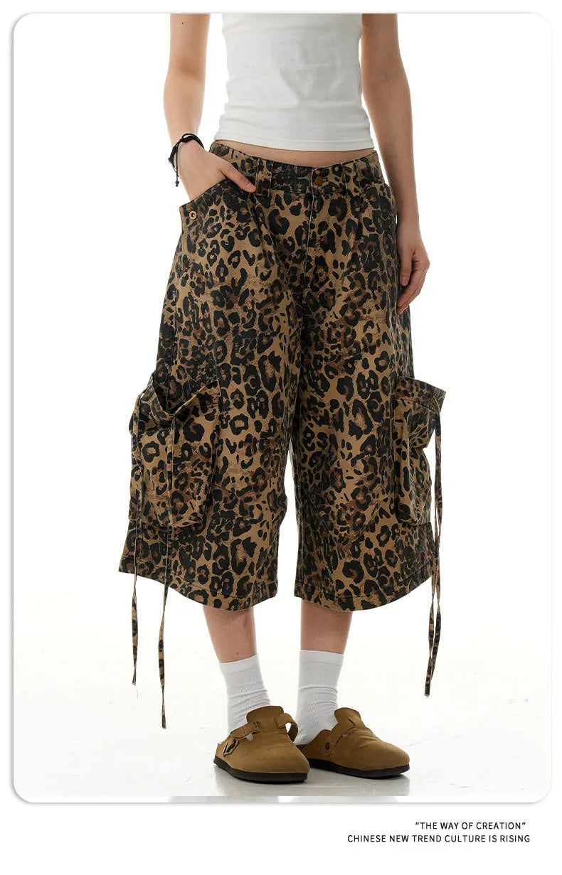 Leopard print cropped straight-leg trousers with high waist and button-front opening
