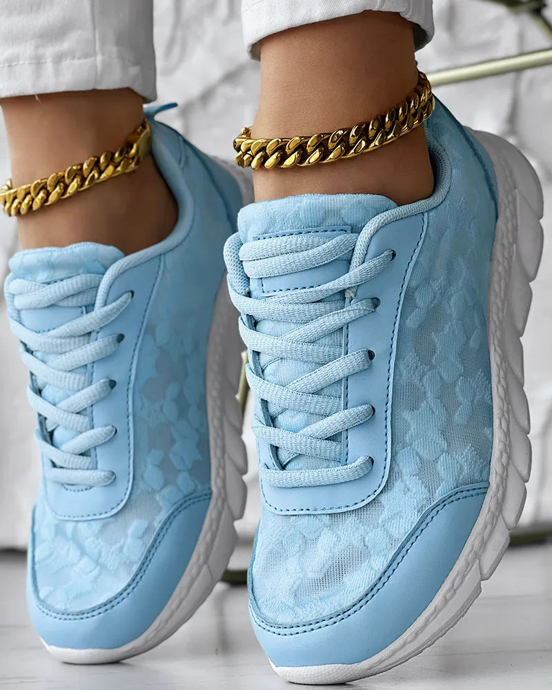Women's casual canvas running shoes in white, black, blue or pink with flat heel and round toe design