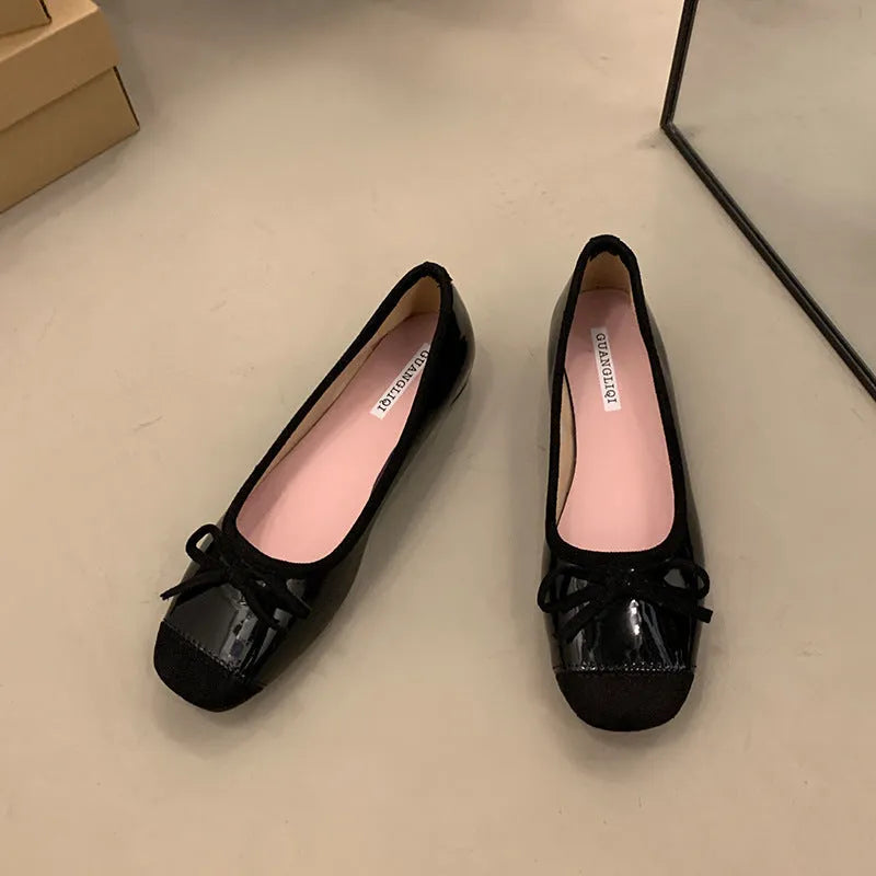 Retro style Mary Jane shoes with square toe and bow detail in wine red colour