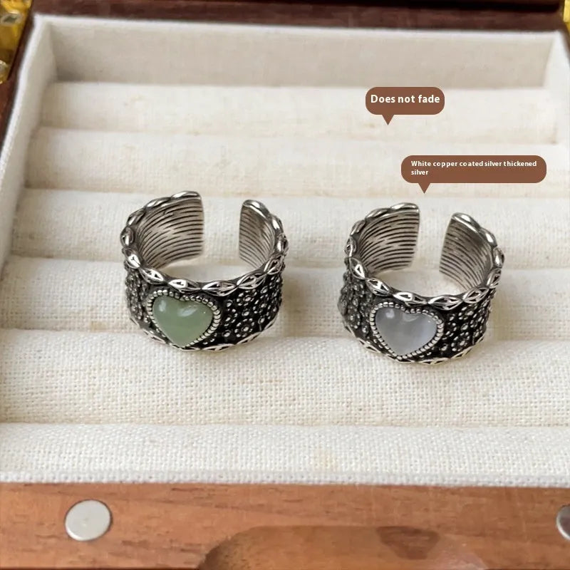 Adjustable heart-shaped ring with wide moon face in white or green colours