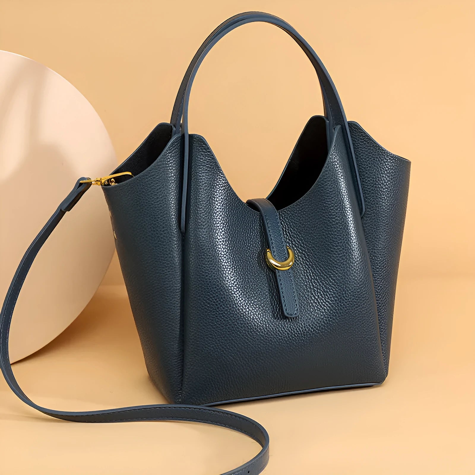 Genuine leather women's bucket handbag in retro style with large capacity and organisational features