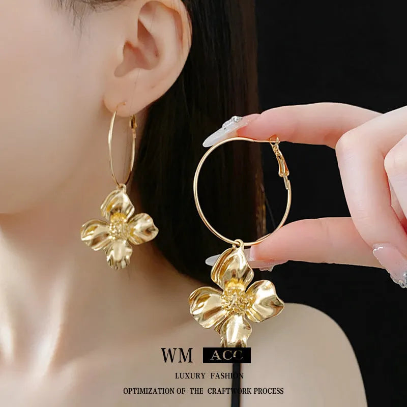 Metal flower earrings with geometric design in silver or gold electroplated finish