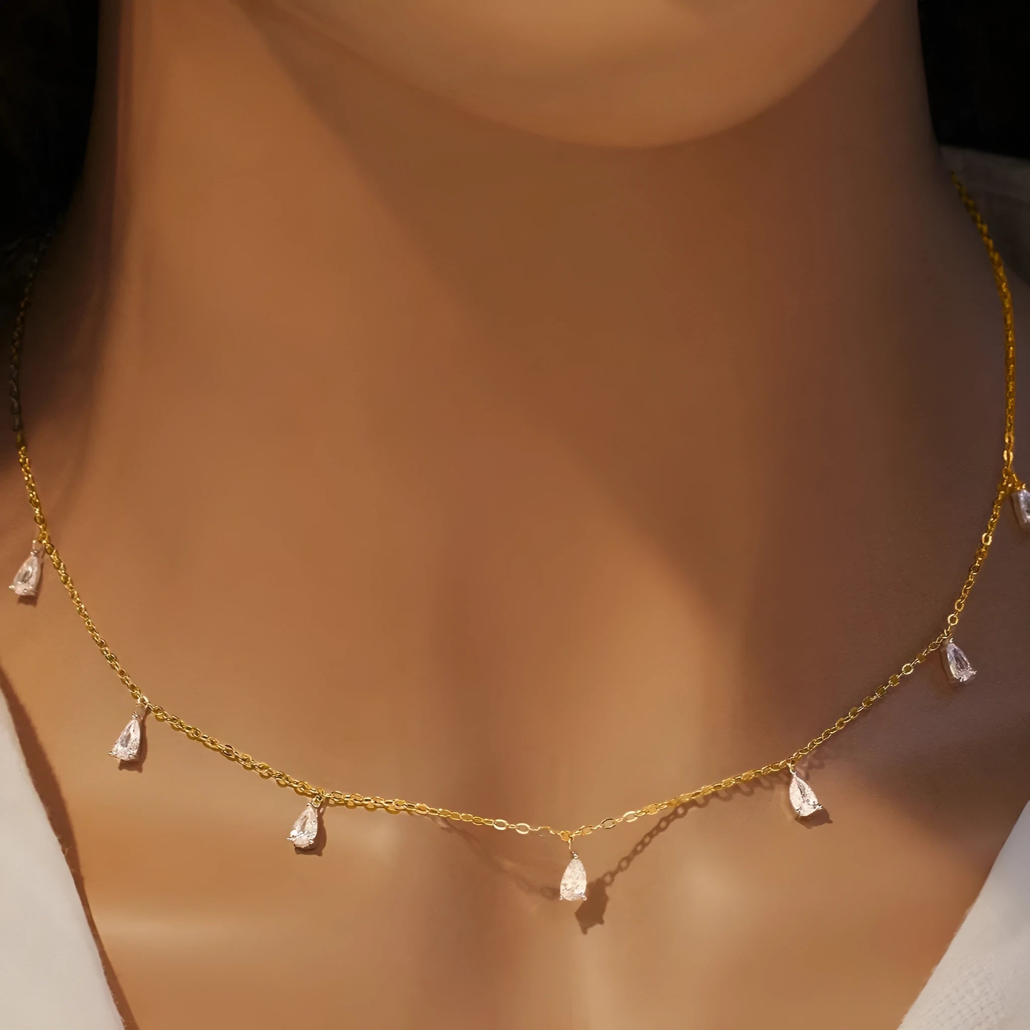 Gentle drop-shaped artificial zircon pendant on an adjustable O-chain necklace in 925 silver.
