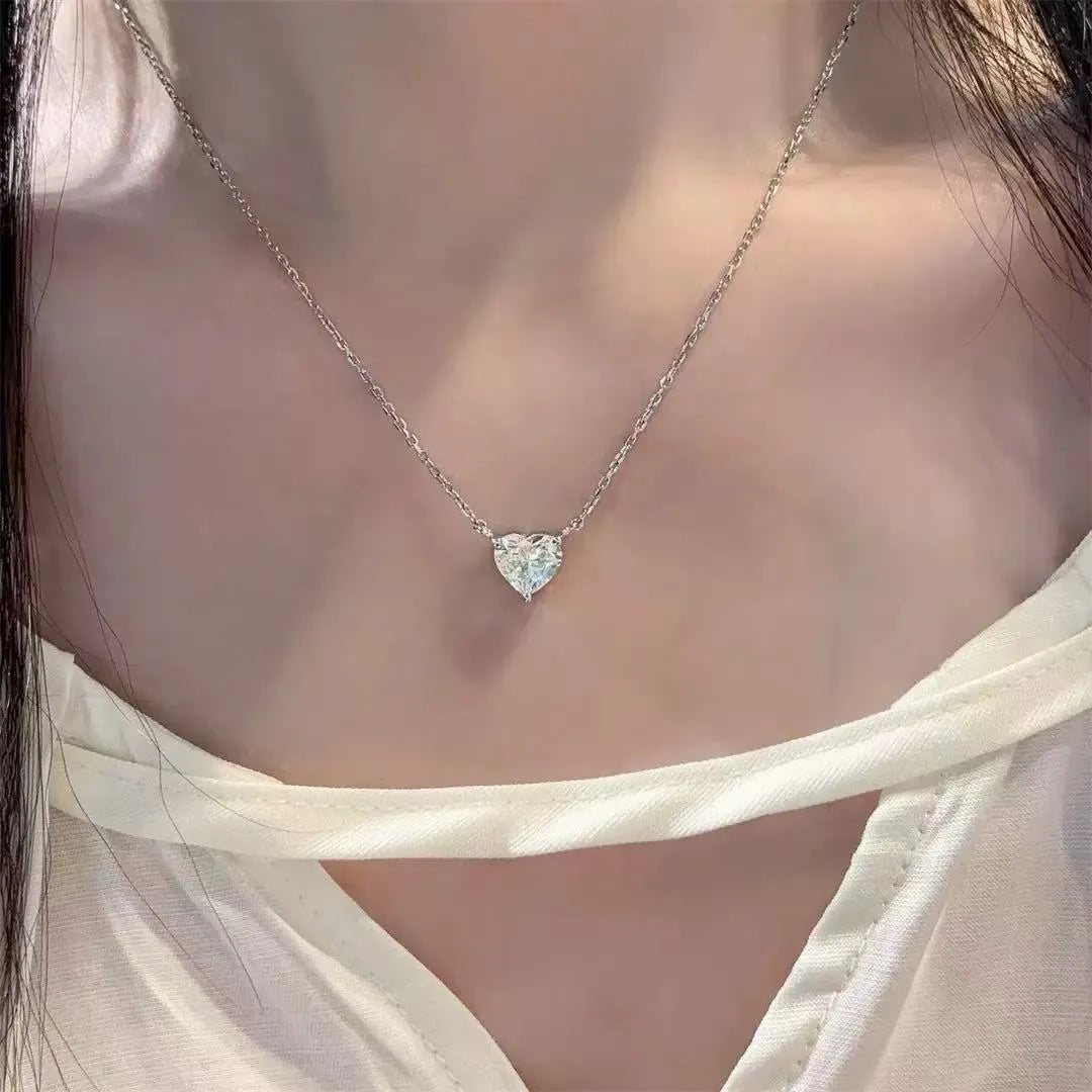 Silver-coloured copper heart necklace for women with simple chain and pendant