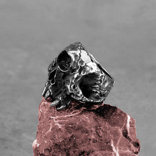 Alloy one-eyed skull ring with electroplated finish in retro style, shown in silver tone