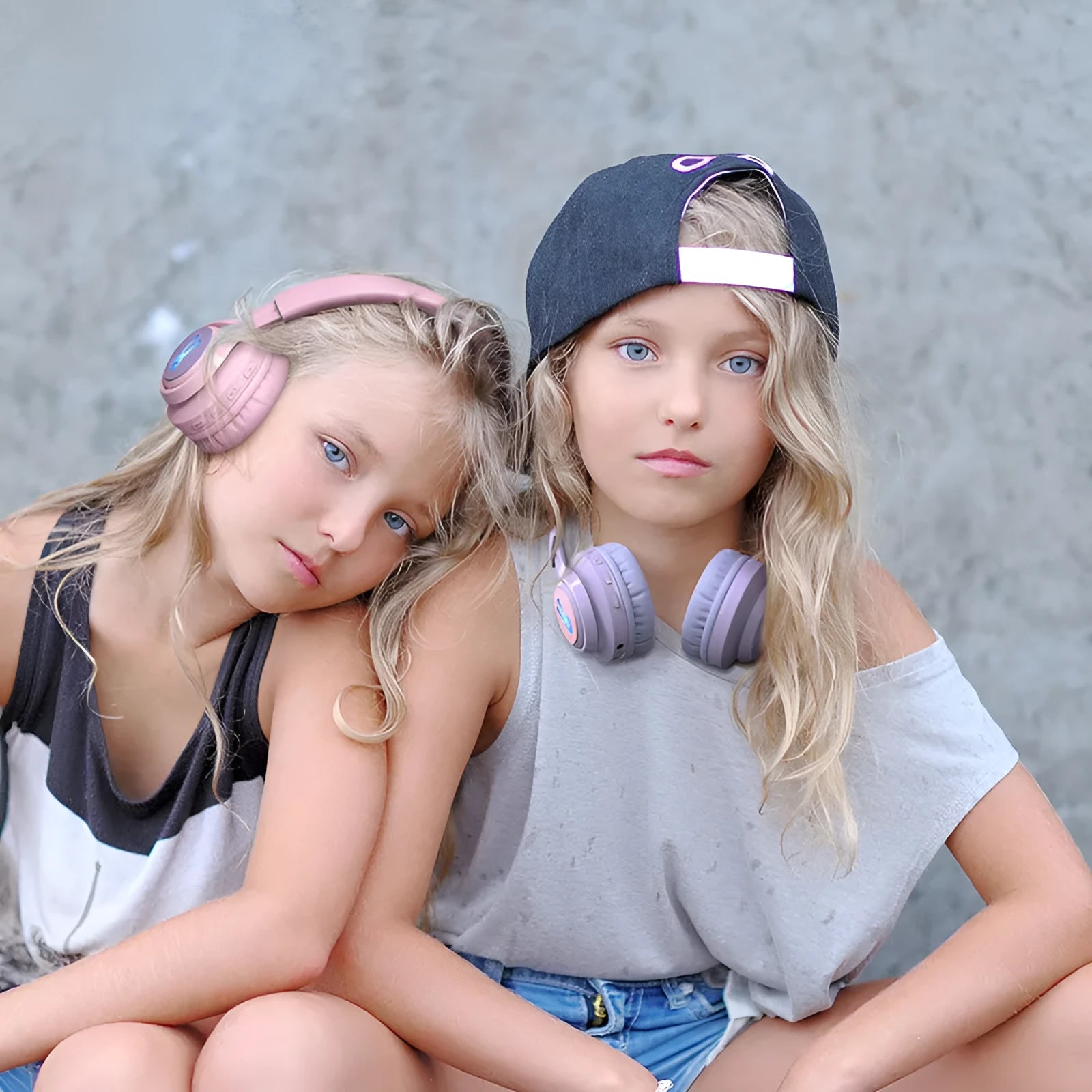Wireless children's headphones with RGB LED lights in bunny pink colour