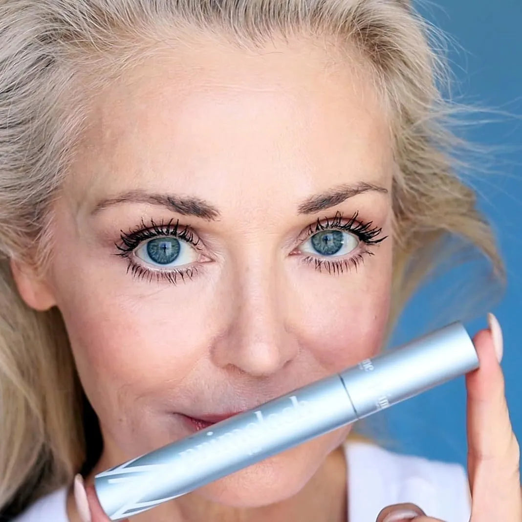 Eye black cosmetic product 0.7g with brush and comb application tools