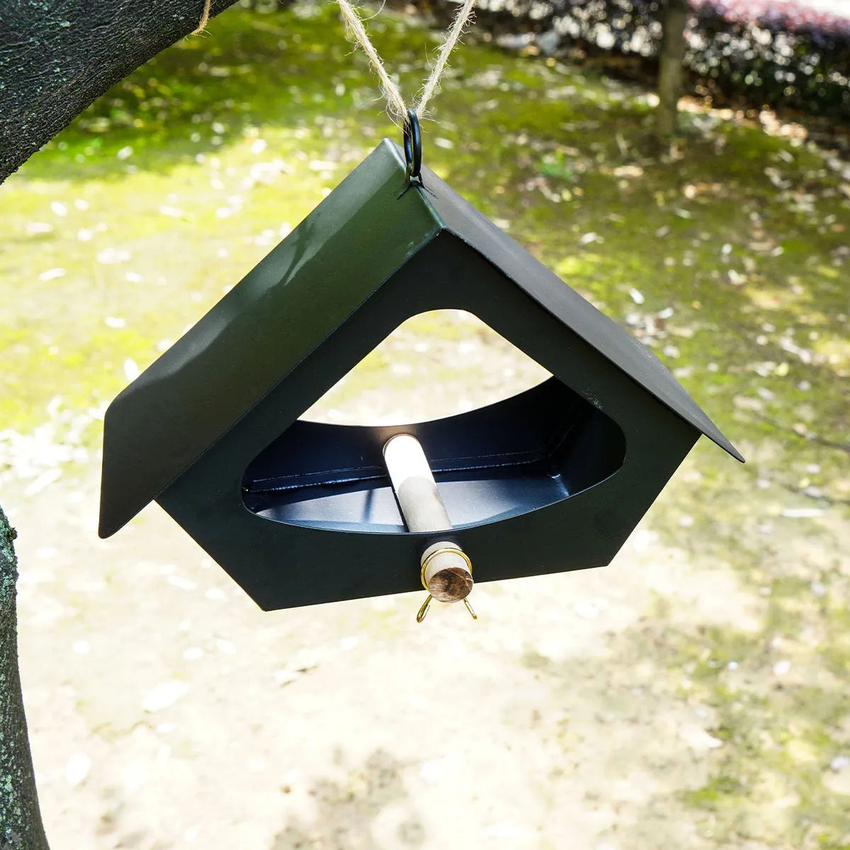 Iron bird nest feeder with rain cover in European modern simple style for garden decoration