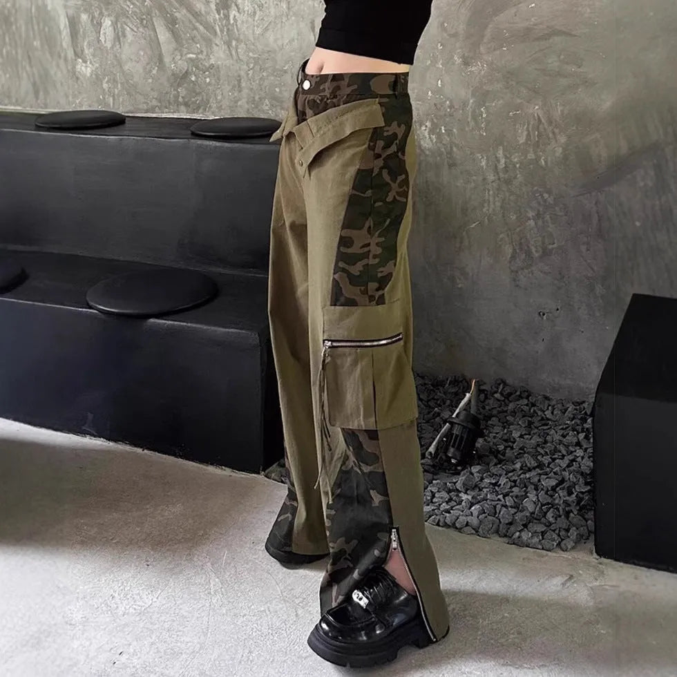 Retro high waist straight-leg jeans with leopard print pattern and tooling style design