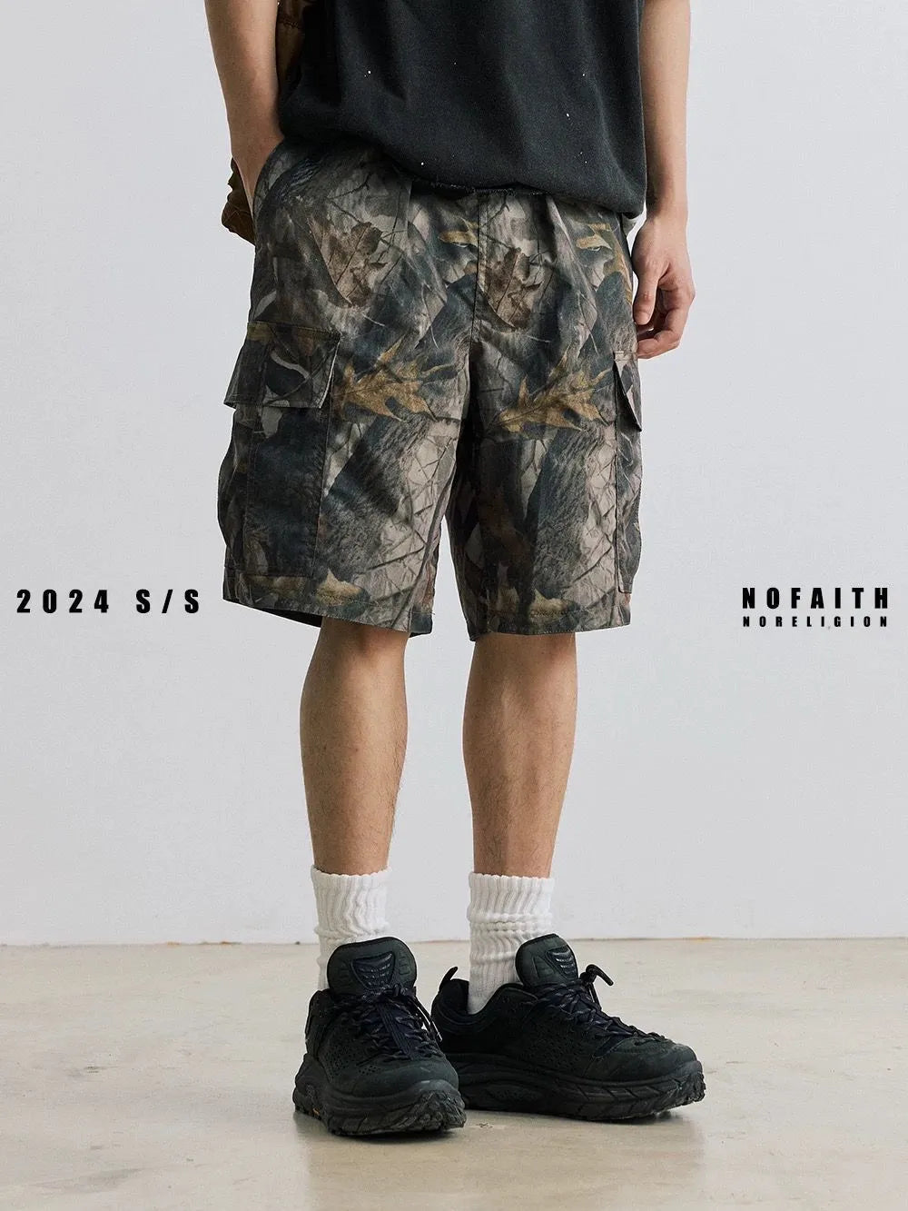 Loose straight-leg denim shorts in black with micro-elastic waistband and zip fly opening