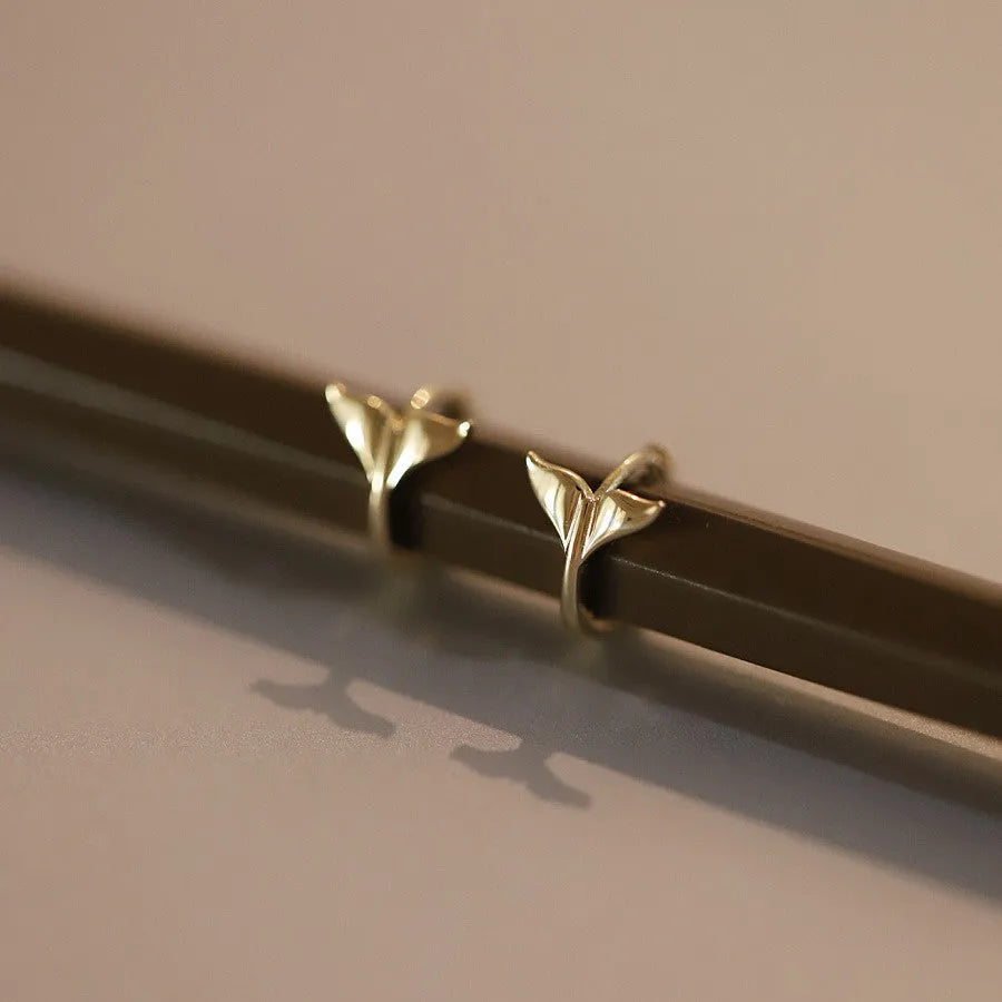 S925 sterling silver 14k gold plated women's fishtail ear ring with smooth surface and 8mm inner diameter.