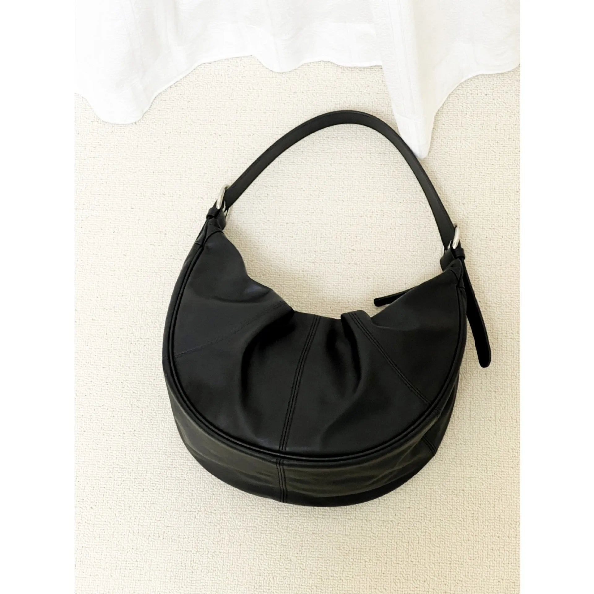 Women's dumpling-shaped shoulder bag in genuine first layer cowhide leather with cotton lining and sandwich pockets