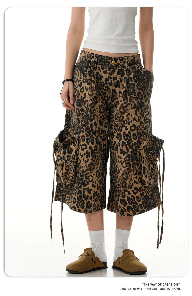 Leopard print cropped straight-leg trousers with high waist and button-front opening