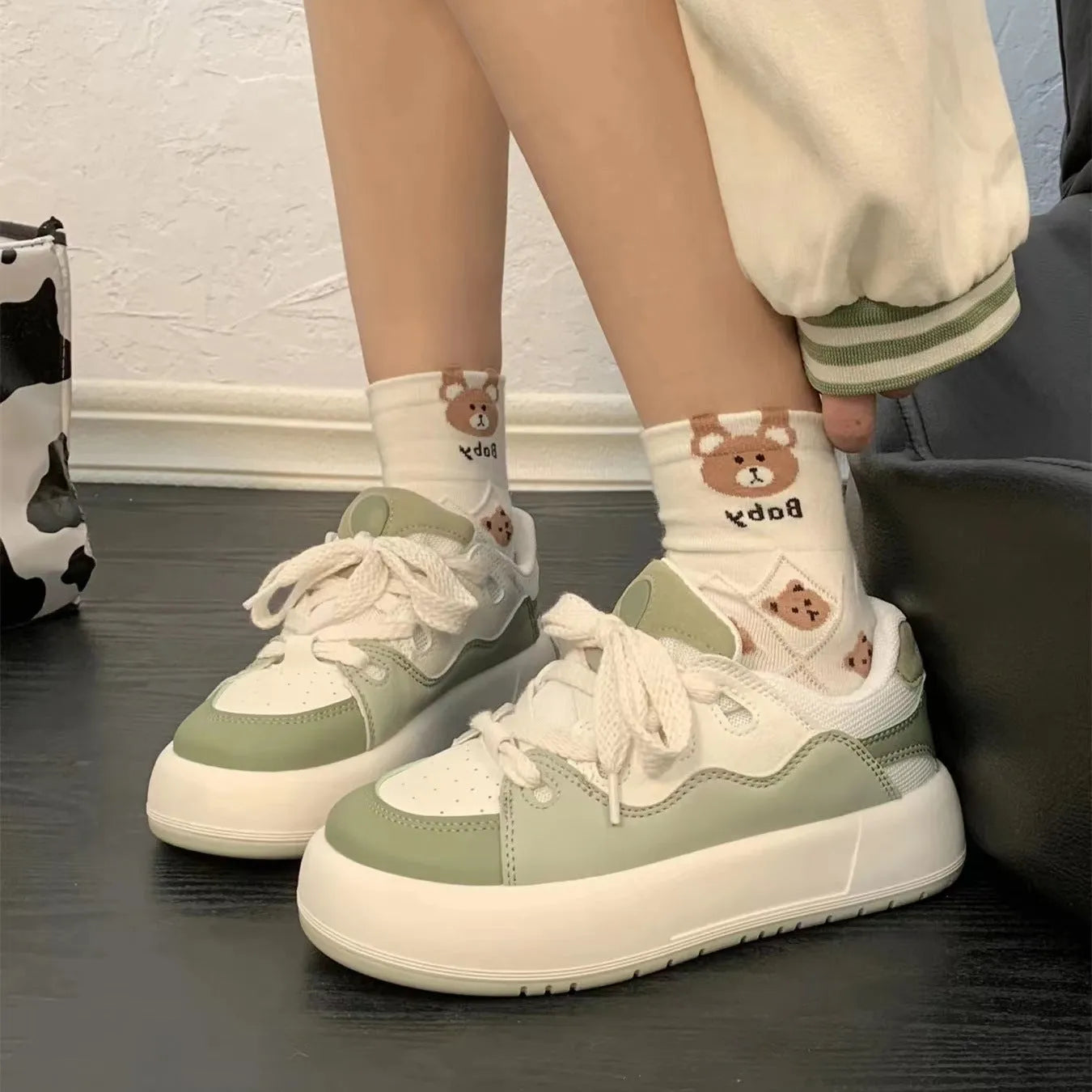 Green women's casual flat-heel sneakers with a mesh upper and round toe.