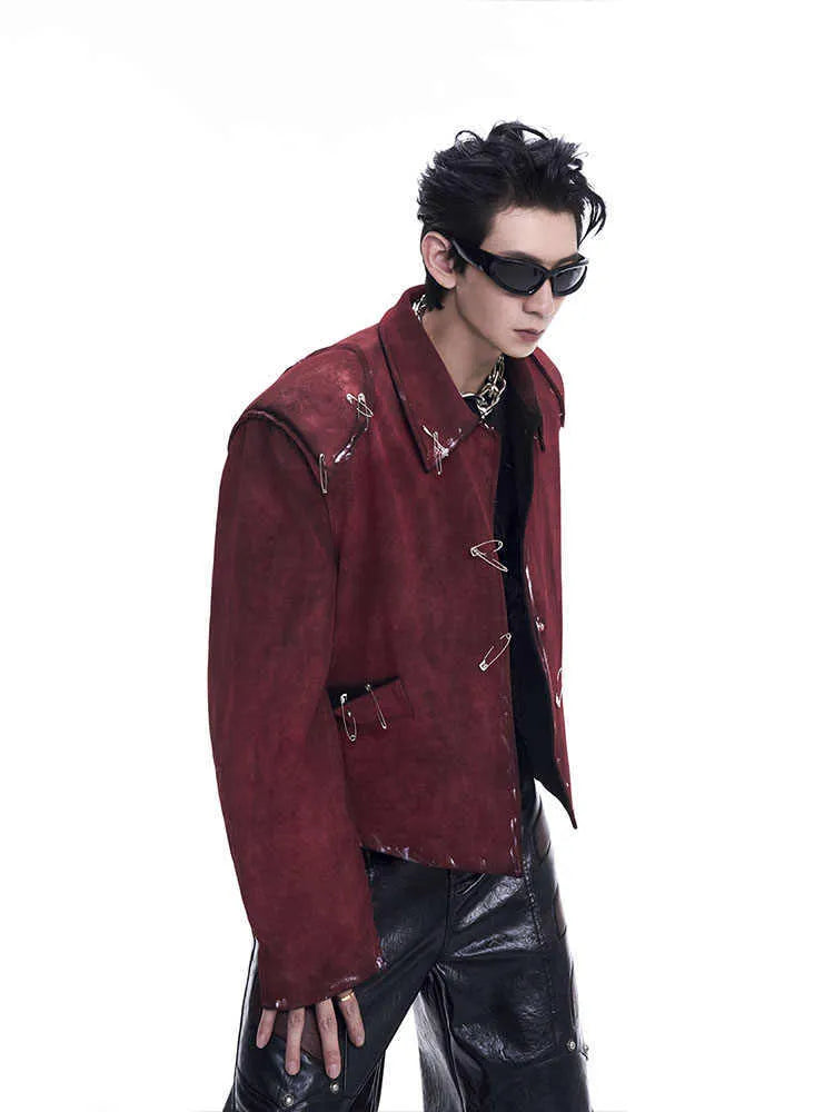 Men's thick quilted flocking jacket with lapel collar and decorative pin in red, loose fit